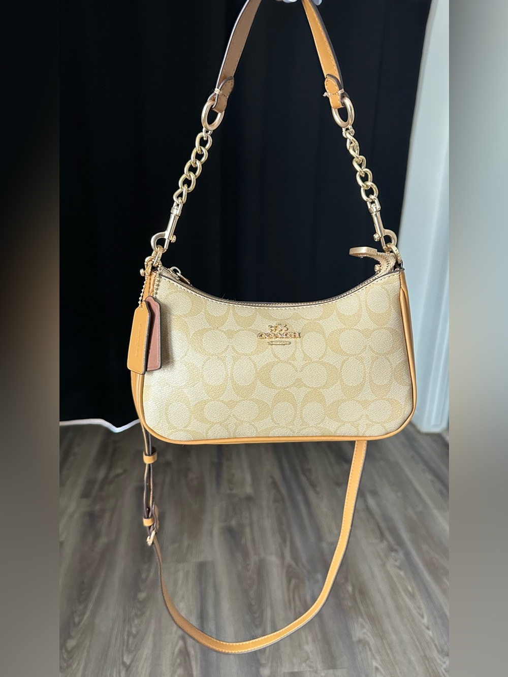 Coach Teri 2018 Shoulder Bag in Signature Canvas with Crossbody Strap